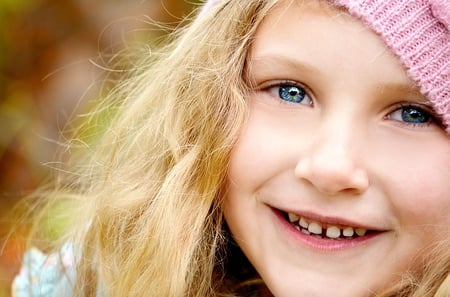 body-little-girl-blonde-pink-hat