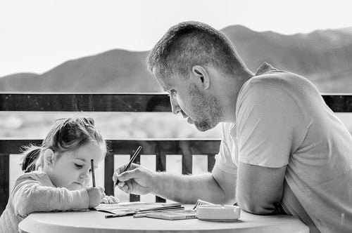 feature_father_daughter_studying_drawing