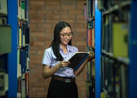feature_student_reading_book_library