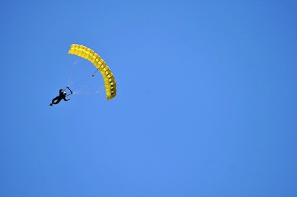 parachutist-333879_640-1.jpg